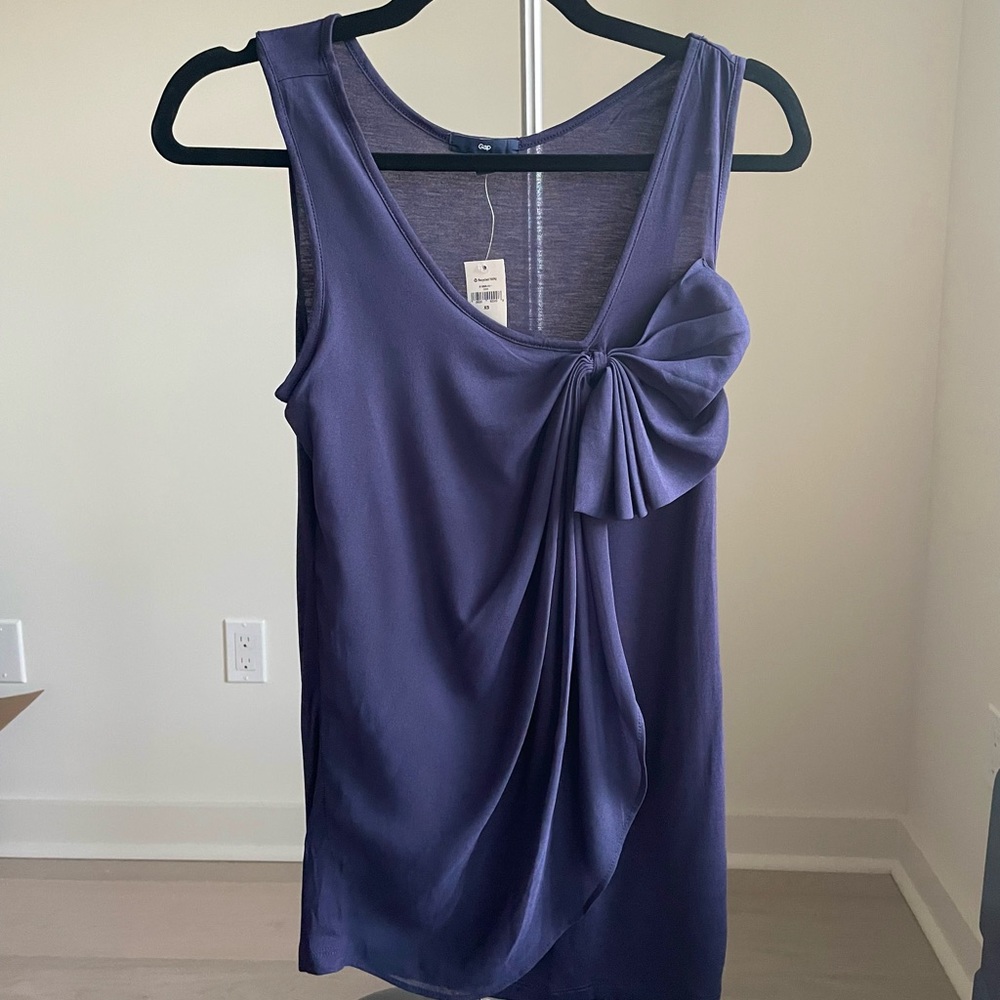 NWT XS GAP Tank with sheer bow